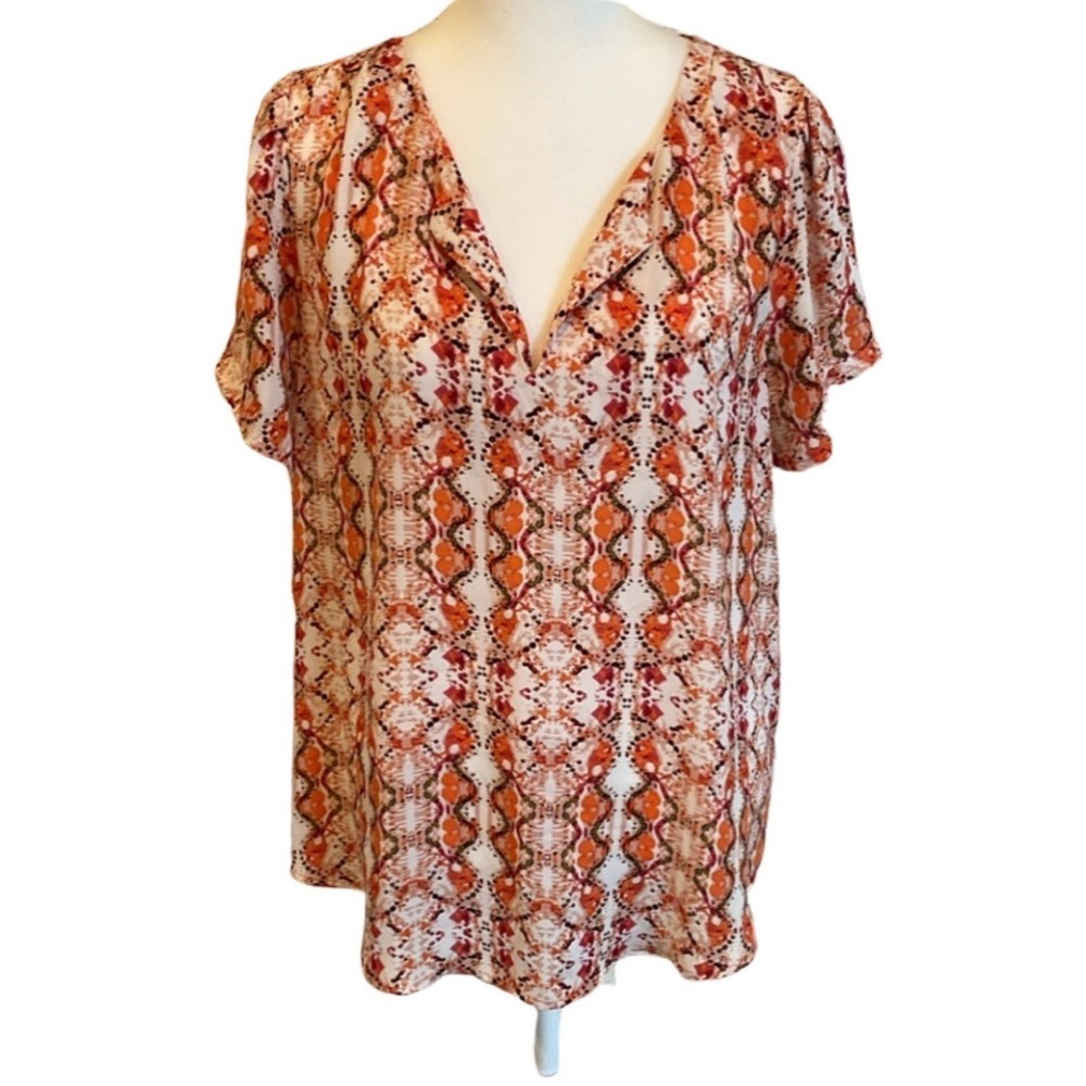 Daniel Rainn short-sleeve, vneck blouse. Size M. Beautiful cream/orange pattern.